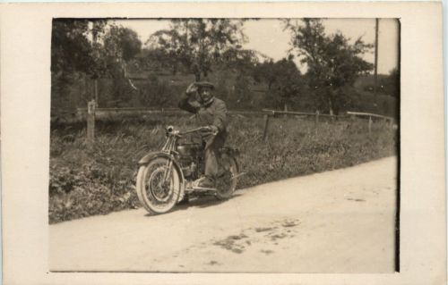 Mann auf Motorrad