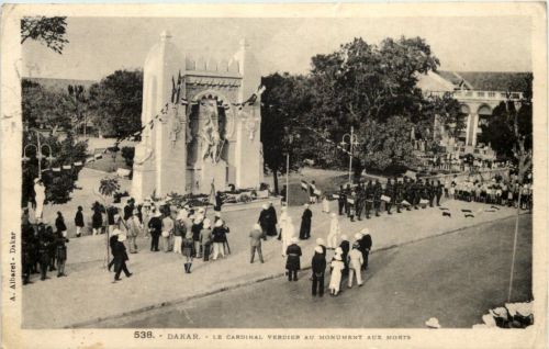 Dakar - Le Cardinal Verdier au Monument aux morts