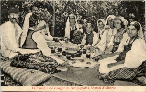 Albania - Scutari - La maniere de manger les campagnoles