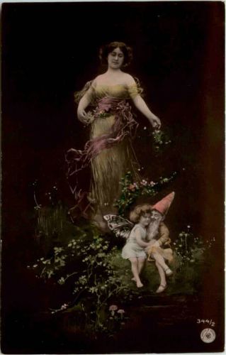 Frau mit Zwerg und Elfe