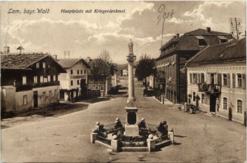 Lam - Hauptplatz mit Kriegerdenkmal