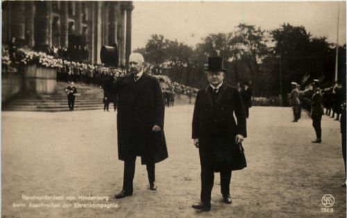 Reichspräsident von Hindenburg beim Abschreiten der Ehrenkompagnie