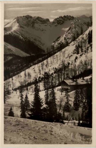 Ski und Berghütte am Schwarzenkopf