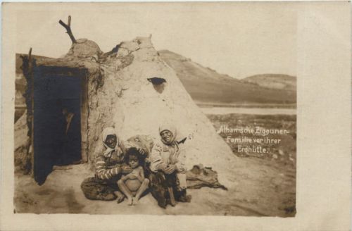 Albanien - Albanische Zigeuner - Familie vor Ihrer Erdhütte