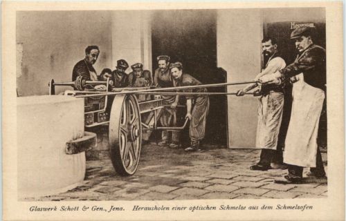 Glaswerk Schott Jena - Herausholen einer optischen Schmelze