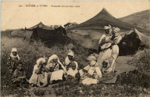 Nomades devant leur tente