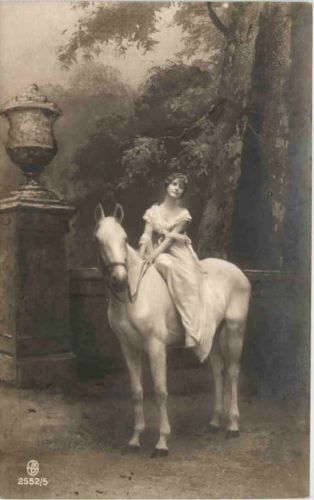 Frau mit Pferd