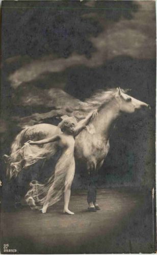 Frau mit Pferd