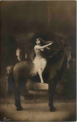 Frau mit Pferd