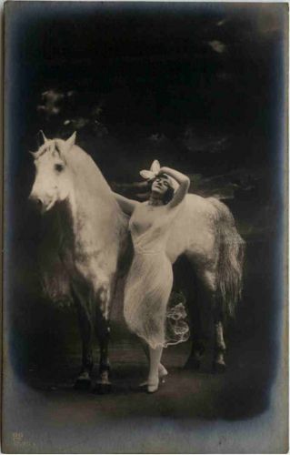 Frau mit Pferd