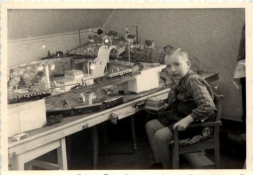 Glauchau - Kind mit Modelleisenbahn