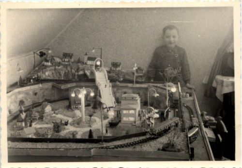 Glauchau - Kind mit Modelleisenbahn