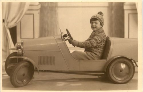 Kind in Auto Spielzeug
