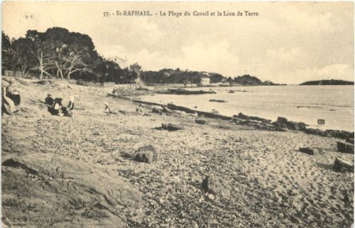 Saint-Raphael, La Plage du Corail et le Lion de Terre