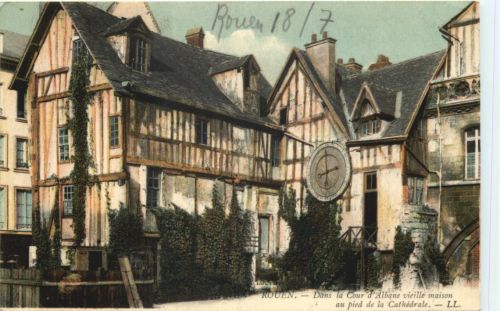 Rouen, Dans la Cour DÀlbane vieille maison au pied de la Cathedrale