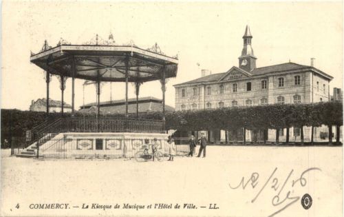 Commercy, Le Kiosque de Musique et l`Hotel de Ville