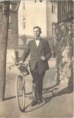 Mann mit Fahrrad