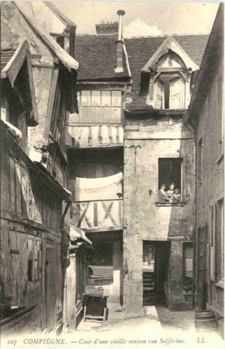 Compiegne - Cour d une vieille maison