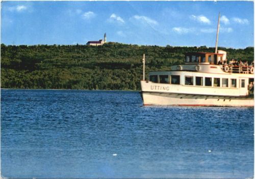 MS Utting auf dem Ammersee mit der Klosterburg Andechs