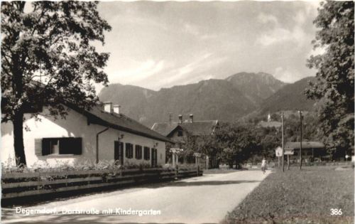 Deggendorf, Dorfstrasse mit Kindergarten