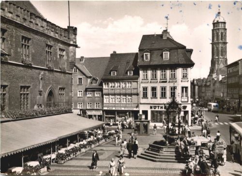 Göttingen, Gänselieselbrunnen mit Jacobiturm