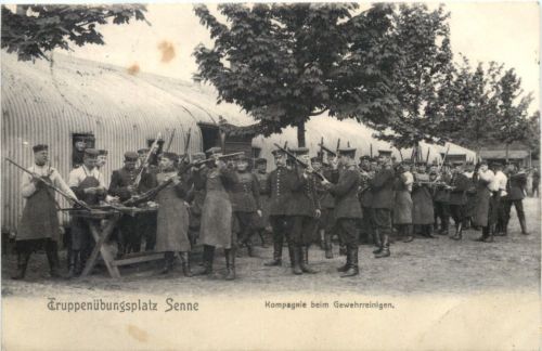 Truppenübungsplatz Senne - Kompagnie beim Gewehrreinigen