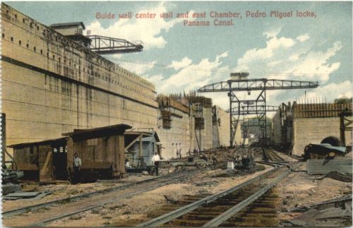Panama Canal - Guide wall center wall