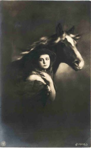Frau mit Pferd