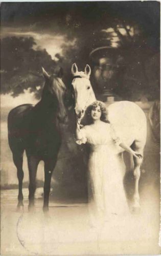 Frau mit Pferd