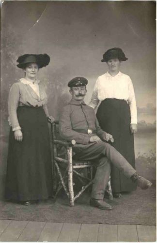 Soldat mit Frauen