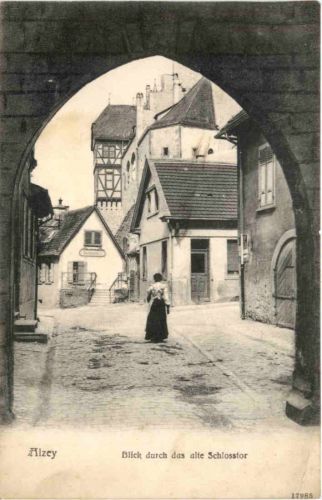 Alzey - Blick durch das alte Schlosstor
