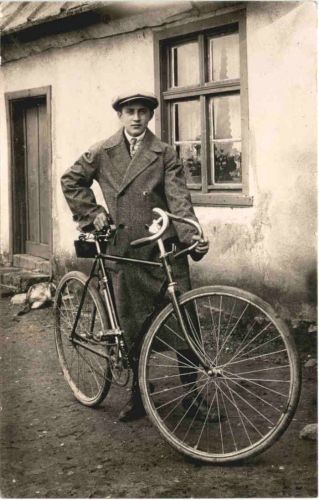 Mann mit Fahrrad