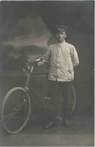 Mann mit Fahrrad
