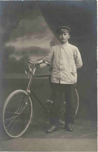 Mann mit Fahrrad