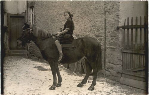 Mädchen auf Pferd