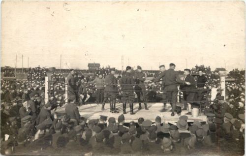 Boxkampf mit Soldaten