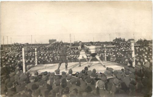 Boxkampf mit Soldaten