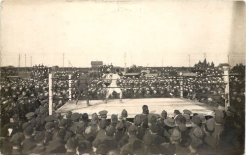 Boxkampf mit Soldaten