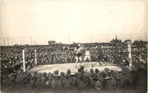 Boxkampf mit Soldaten