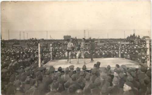 Boxkampf mit Soldaten