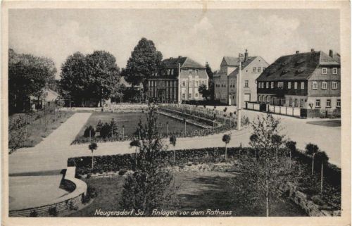 Neugersdorf in Sachsen - Anlagen vor dem Rathaus