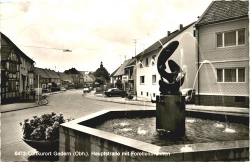 Gedern - Hauptstraße mit Forellenbrunnen