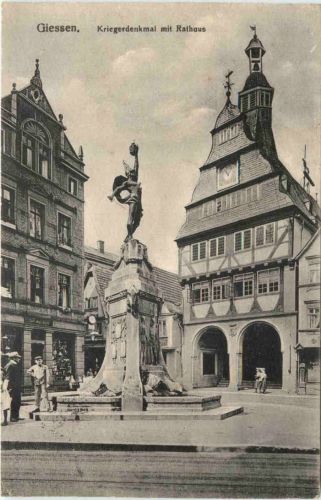 Giessen - Kriegerdenkmal mit Rathaus