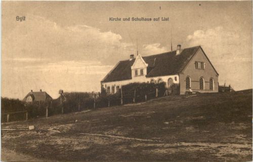 Sylt - Kirche und Schulhaus auf List