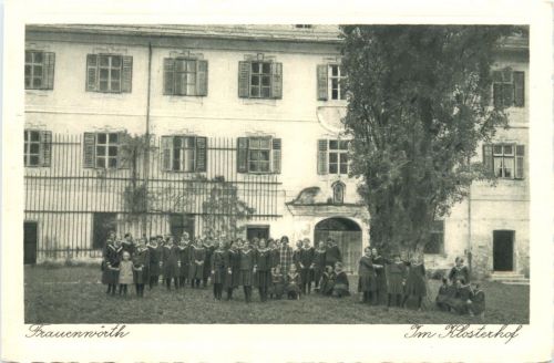 Frauenwörth - Im Klosterhof