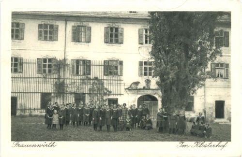 Frauenwörth - Im Klosterhof
