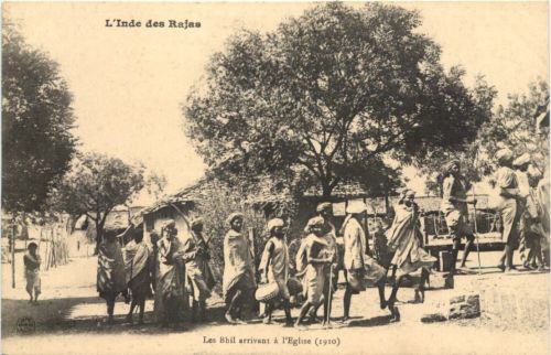 India - Les Bhil arrivant a l Eglise