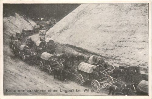 Kolonnen passieren einen Engpaß bei Wilna