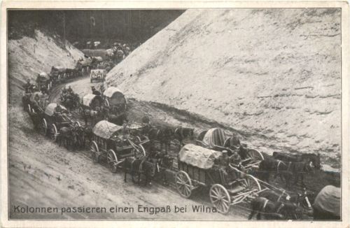 Kolonnen passieren einen Engpaß bei Wilna