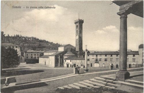 Fiesole - La piazza colla Cattedrale